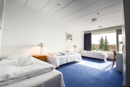 En eller flere senger på et rom på Hotel Østersø