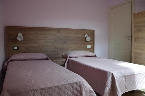 two beds sitting next to each other in a bedroom at I fiori del Pollino - Guest House in San Severino Lucano