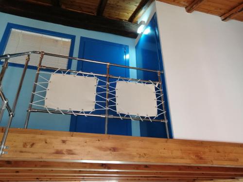 ロッカルメーラにあるCasa Sole Mareの青い壁と白い窓が特徴の客室です。