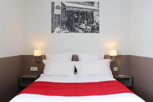 a bedroom with a red blanket on a bed at Le Quarré Hôtel Bistrot in Bruguières