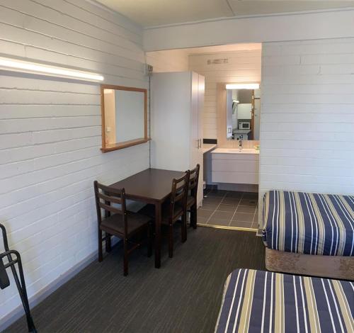 Ένα ή περισσότερα κρεβάτια σε δωμάτιο στο Finley Motel