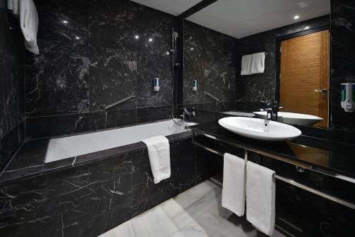 Bathroom sa Le Yacht Suites Hotel
