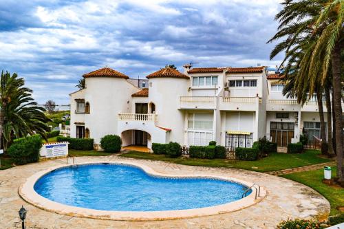 una casa grande con piscina frente a ella en Playa del Sol - Primera Línea, en Denia