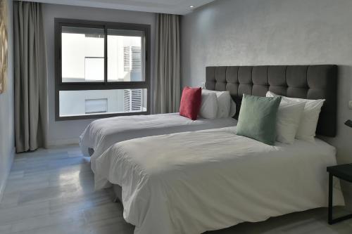 Ένα ή περισσότερα κρεβάτια σε δωμάτιο στο Le Yacht Suites Hotel