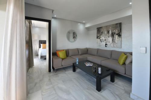 Ruang duduk di Le Yacht Suites Hotel