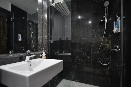 Bilik mandi di Le Yacht Suites Hotel
