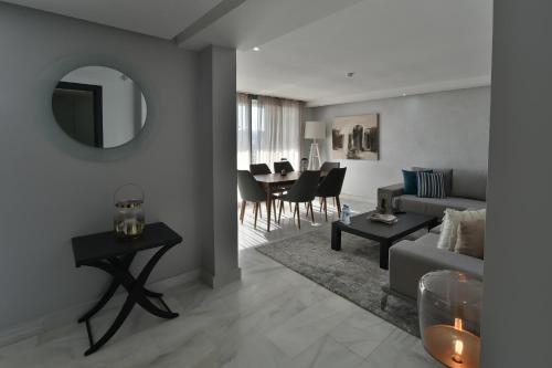 Ruang duduk di Le Yacht Suites Hotel