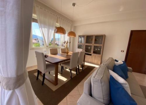 - une salle à manger avec une table et un canapé dans l'établissement Appartamento Villa Circe, à Taormine