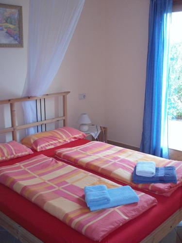 two beds sitting next to each other in a bedroom at Casa Susanna in Campos