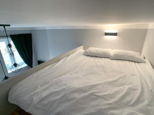duże białe łóżko w jasnym pokoju w obiekcie Kolna Apartments w Szczecinie