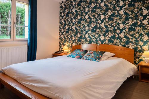 Llit o llits en una habitació de LOGIS-Hôtel Restaurant Auberge Les Vallées Du Perche