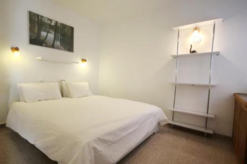 プラヤ・デル・イングレスにあるValparaisoの白いベッドルーム(白い枕の白いベッド付)