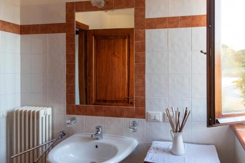 bagno con lavandino e specchio di Ca' Masini a San Giovanni in Marignano