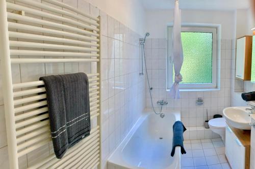 ein Badezimmer mit einer Badewanne, einem WC und einem Waschbecken in der Unterkunft Classic Kian in Hannover
