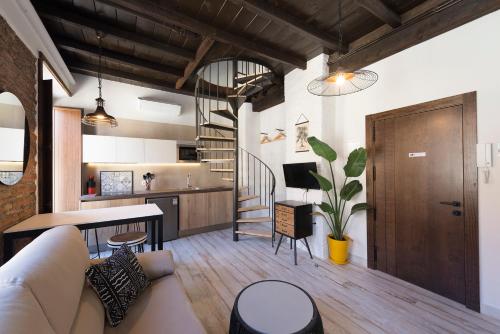 un soggiorno e una cucina con un divano e un tavolo di Apartamentos Simba a Málaga