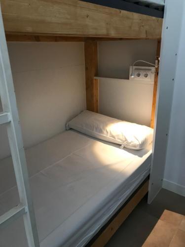 מיטה או מיטות קומותיים בחדר ב-Albergue O Pedrón