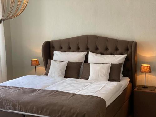 ein Schlafzimmer mit einem großen Bett mit zwei Lampen in der Unterkunft Almer Schlossmühle in Brilon