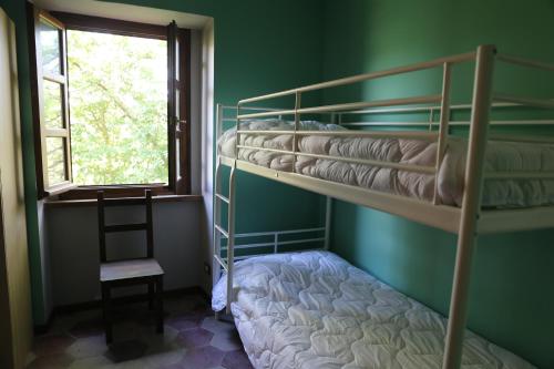 Rifugio Casa Ressia tesisinde bir ranza yatağı veya ranza yatakları