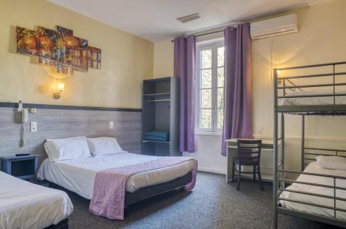 Кровать или кровати в номере Citotel Hôtel Cesar