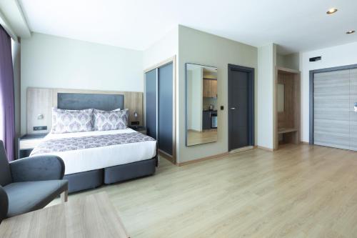 Кровать или кровати в номере Euphoria Apartments