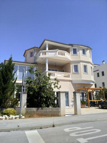 Villa TINNO M