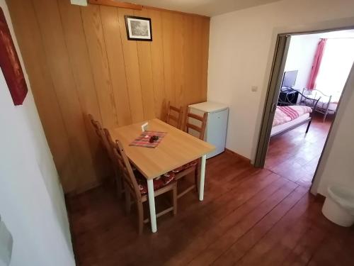 a table and chairs in a room with a bedroom at Gästehaus Pension Romantika in Cochem