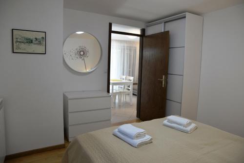 Apartments Palma & Pino tesisinde bir odada yatak veya yataklar