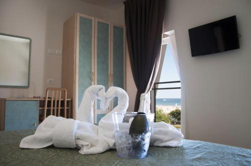 Un pat sau paturi într-o cameră la Hotel Ondina e Milazzo
