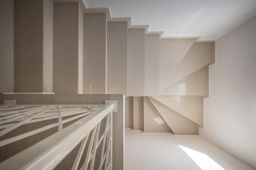 a room with white and gray walls and ceilings at VILLA FUX ZRCE Novalja - direkt am Strand in Časka