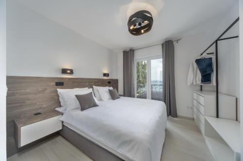Un pat sau paturi într-o cameră la VILLAFUX ZRCE Novalja - direkt am Strand
