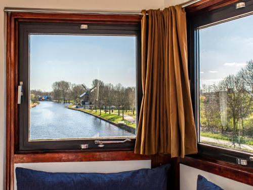 a window in a train with a view of a river at SWEETS - IJdoornlaanbrug in Amsterdam