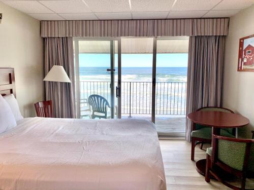 Кровать или кровати в номере Atlantic Oceanfront Hotel, Wells Beach