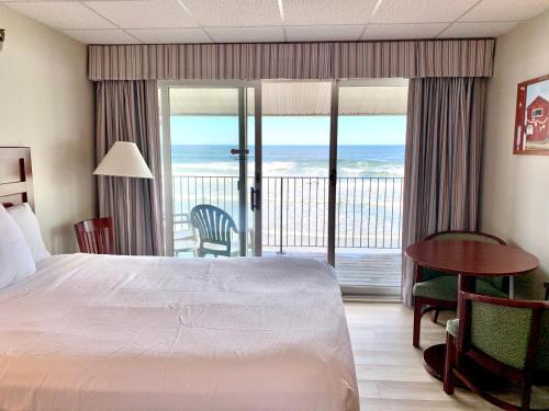 ウェルズにあるAtlantic Oceanfront Hotel, Wells Beachのベッドルーム1室(ベッド1台付)が備わります。