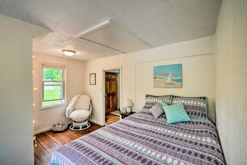 シスター・ベイにあるDoor County Retreat about 3 Mi to Sister Bay Beachのベッドと椅子のある寝室