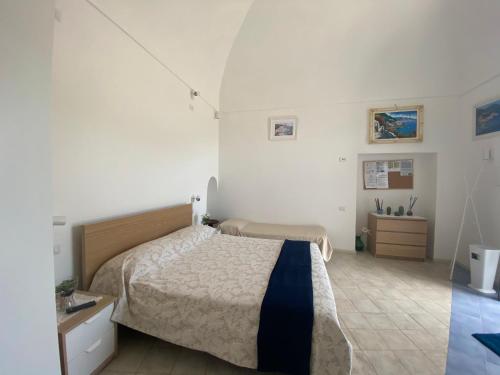 una camera con un letto e una parete bianca di Lucy's house - comfortable apartment in Amalfi ad Amalfi