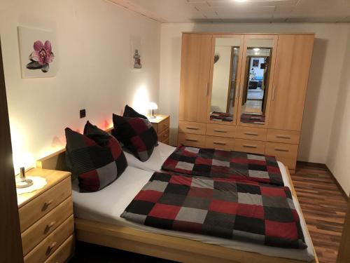 1 dormitorio con 1 cama con manta a cuadros en Ferienwohnung mit Herz en Trendelburg
