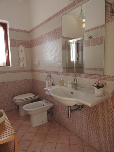 パリヌーロにあるB&B Cristinaのバスルーム(洗面台、トイレ、鏡付)