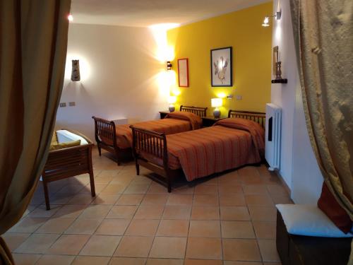 1 Schlafzimmer mit 2 Betten, einem Tisch und Stühlen in der Unterkunft I giochi di Lupo in Pianoro