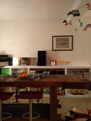 una cocina con una mesa de madera con cuencos. en I giochi di Lupo, en Pianoro