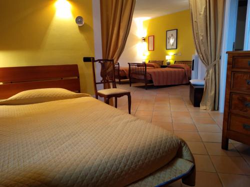 ein Schlafzimmer mit 2 Betten und ein Wohnzimmer in der Unterkunft I giochi di Lupo in Pianoro