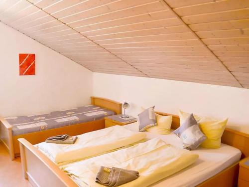 Giường trong phòng chung tại Fränkischer Ferienhof Joas