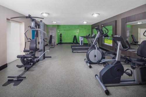 a gym with several treadmills and exercise bikes at La Quinta by Wyndham Chattanooga - East Ridge in Chattanooga