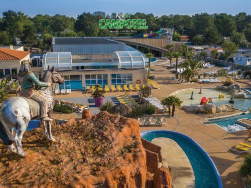 une statue d'une personne faisant de l'équitation dans un parc aquatique dans l'établissement Mobile Homes by KelAir at Camping Les Genets, à Saint-Jean-de-Monts