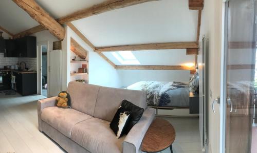 salon z kanapą i sypialnią w obiekcie The Bijoux - Dolomites w mieście Agordo