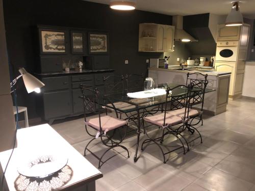 kuchnia ze stołem i krzesłami oraz kuchnia z blatem w obiekcie chez Suzanne w mieście Chooz