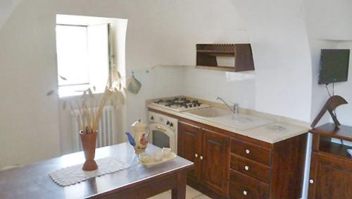 kuchnia z blatem, zlewem i kuchenką w obiekcie Agriturismo il Ciliegeto w mieście Locorotondo