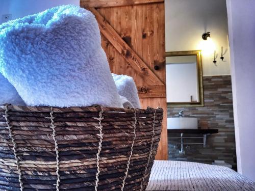 uma cesta de toalhas em cima de uma cama em Villa Corocael em Castellabate
