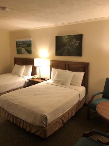 Cama o camas de una habitación en Bird-in-Hand Family Inn
