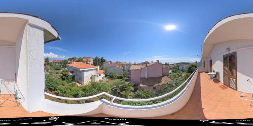 vistas a la ciudad desde el balcón de una casa en Apartments Villa Martinuzzi, en Rovinj