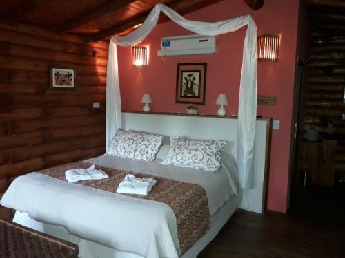 a bedroom with a bed in a room with red walls at Pualy Resort & Spa in Belén de Escobar